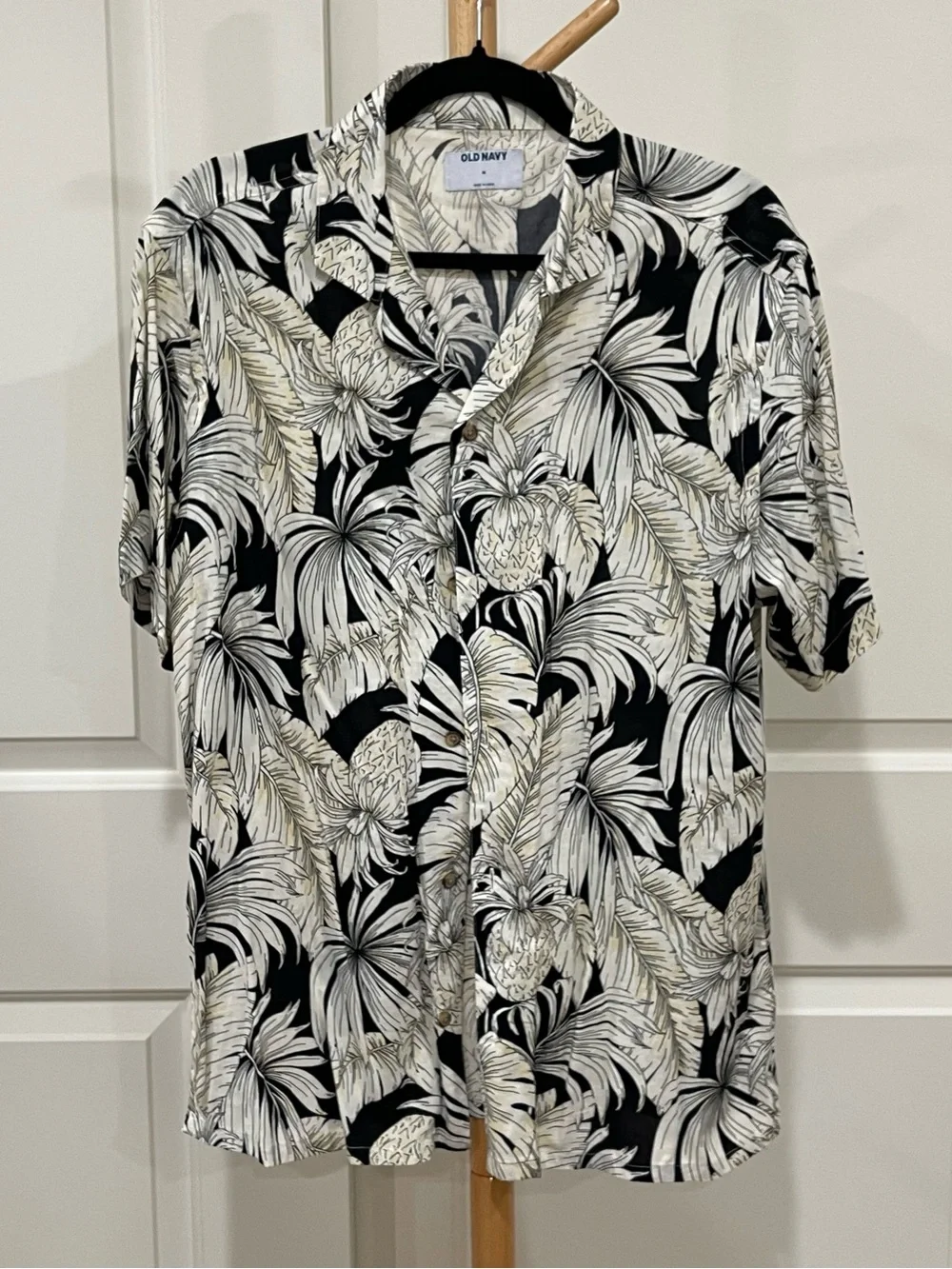 Old Navy Men’s Black White Tropical Print Short Sleeve Shirt